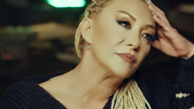 Yalova’nın Çınarcık ilçesinde ünlü sanatçı Güllü (Gül Tut), evinin terasından