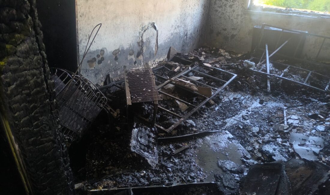 Afyonkarahisar'da bir aparmanda çıkan yangında yaralanan 3 kişi hastaneye kaldırıldı.