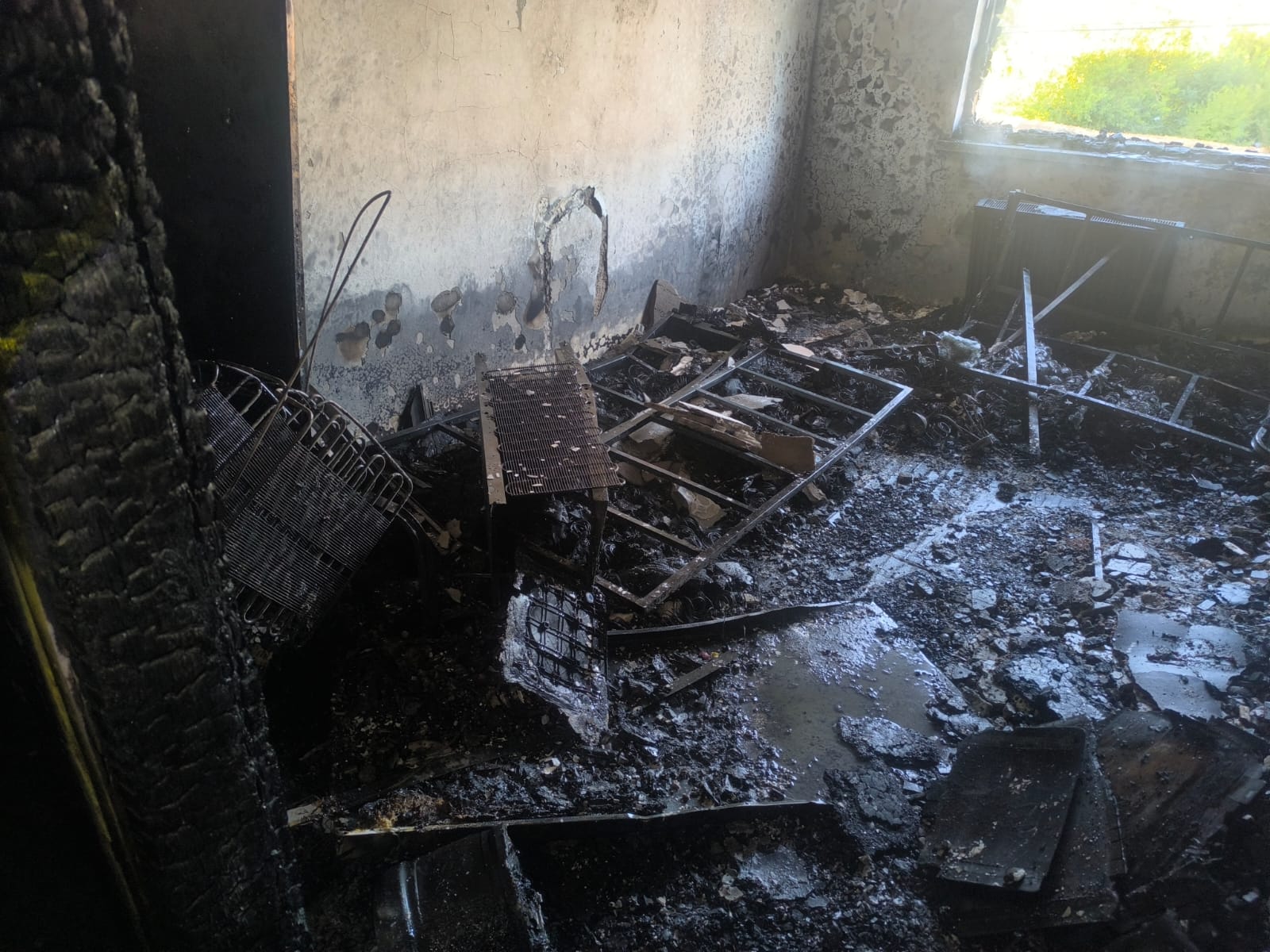 Afyonkarahisar'da bir aparmanda çıkan yangında yaralanan 3 kişi hastaneye kaldırıldı.
