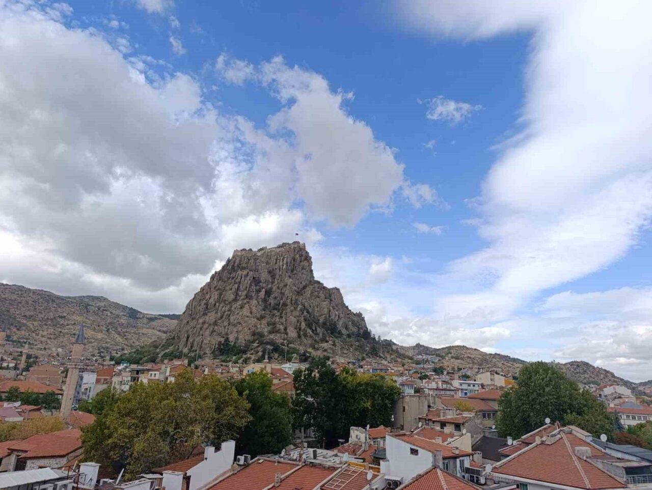 Afyonkarahisar yeni haftaya serin ve kapalı bir havayla başlarken, sıcaklıklarda