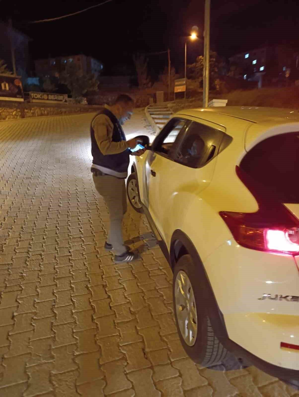 Afyonkarahisar’ın Dinar ilçesinde, polis ve jandarma ekipleri tarafından ’Huzur Uygulaması’