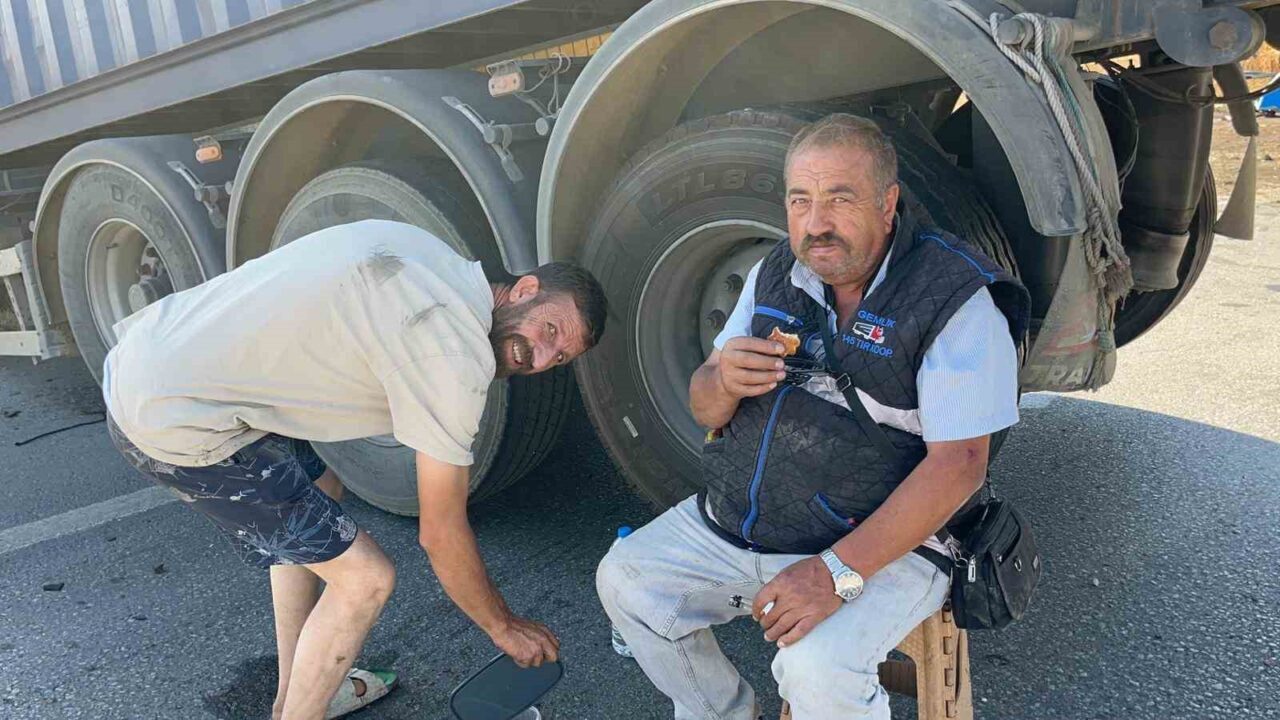 Eskişehir’de iki tırın çarpışması sonucu ezilen kabinden ufak sıyrıklarla çıkan
