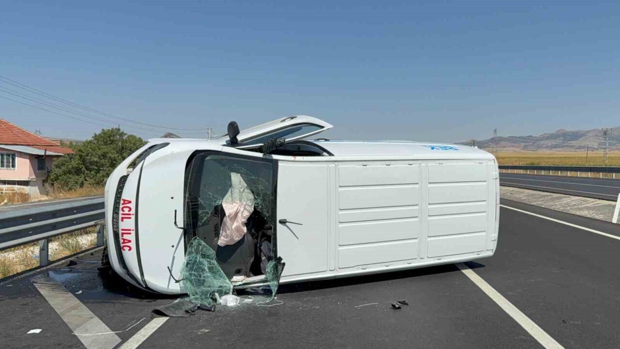 Afyonkarahisar'ın Bolvadin ilçesinde ilaç yüklü bir kamyonet kontrolden çıkarak devrildi.