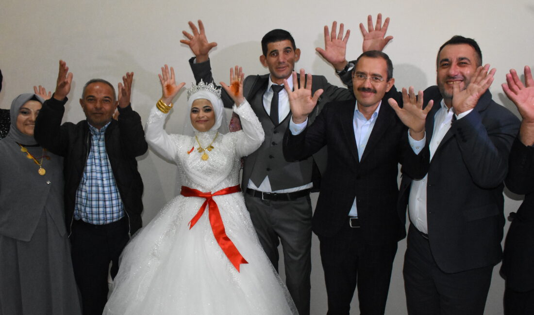 Afyonkarahisar'ın İhsaniye ilçesinde işitme engelli çift, nikah masasında işaret diliyle