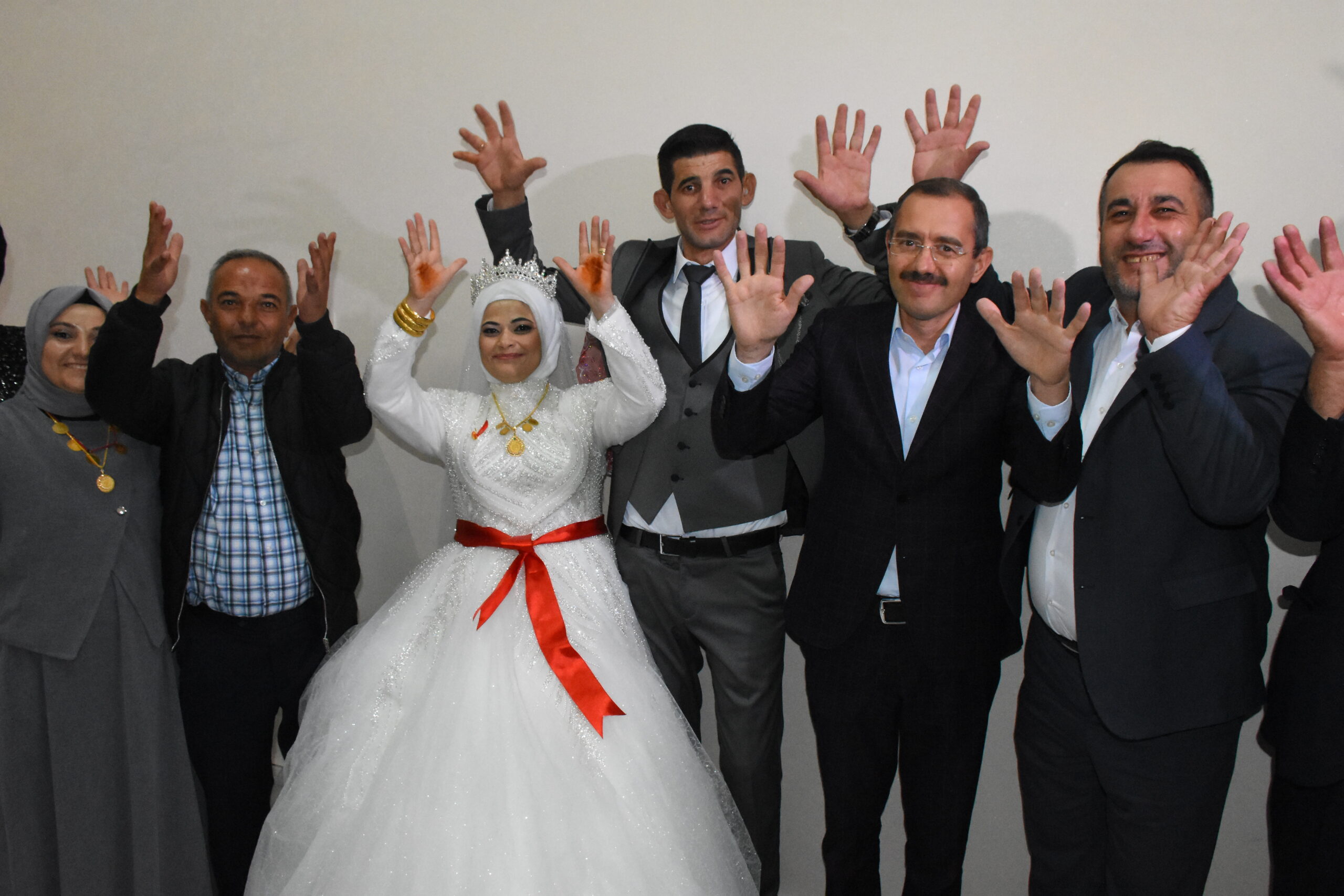 Afyonkarahisar'ın İhsaniye ilçesinde işitme engelli çift, nikah masasında işaret diliyle