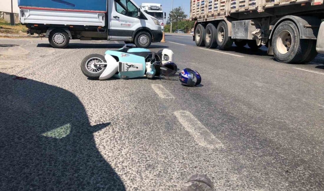 Eskişehir'in Gündoğdu Mahallesi'nde kamyonetle çarpışmamak için manevra yapan bir motosiklet