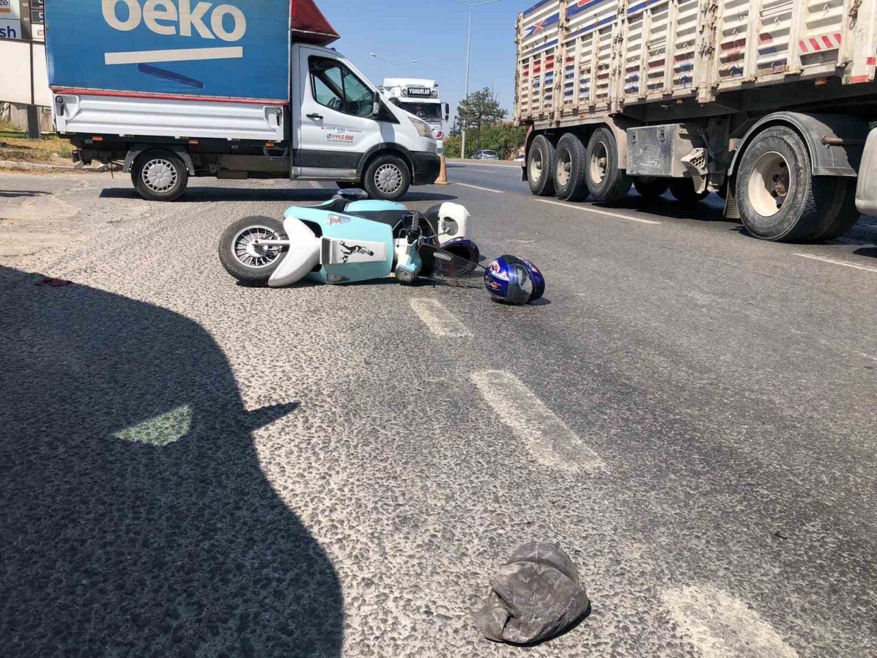 Eskişehir'in Gündoğdu Mahallesi'nde kamyonetle çarpışmamak için manevra yapan bir motosiklet