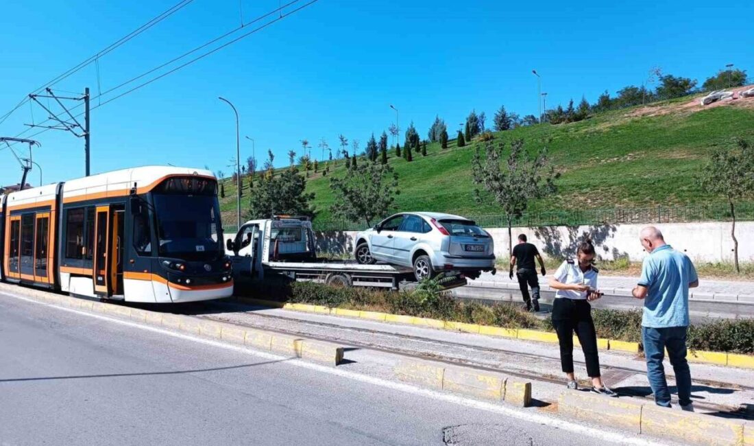 Eskişehir’de sürücüsünün kontrolünü kaybettiği otomobil, Çankaya-Osmangazi Üniversitesi hattındaki tramvay yoluna