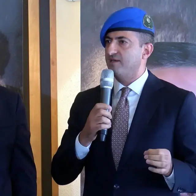 AK Parti İzmir Milletvekili Mehmet Ali Çelebi, vatandaşla konuşmak isterken