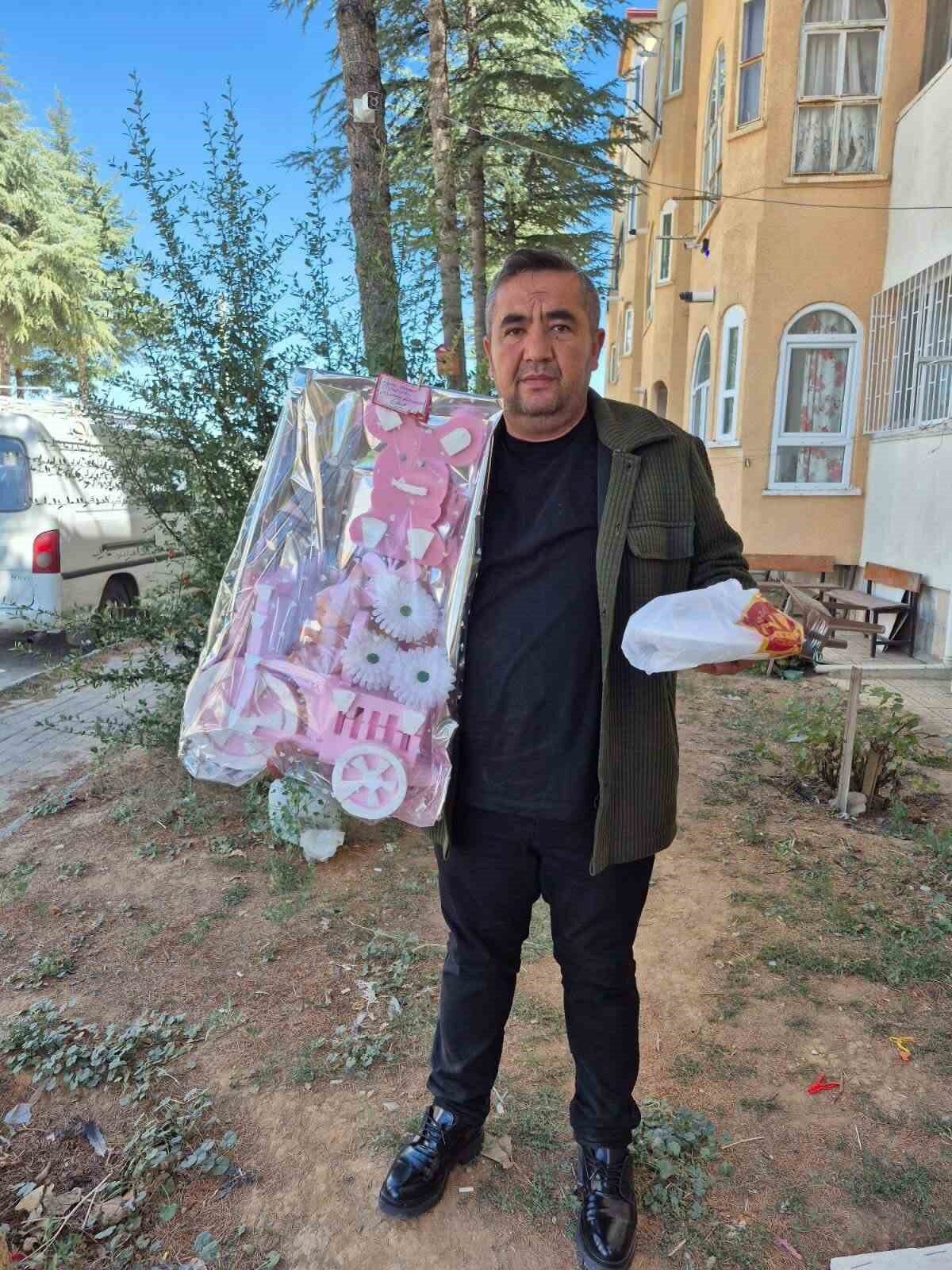 Afyonkarahisar’ın Bolvadin ilçesinde Ethem Kelekçi Mahallesi Muhtarı Ramazan Güçlü, mahallede