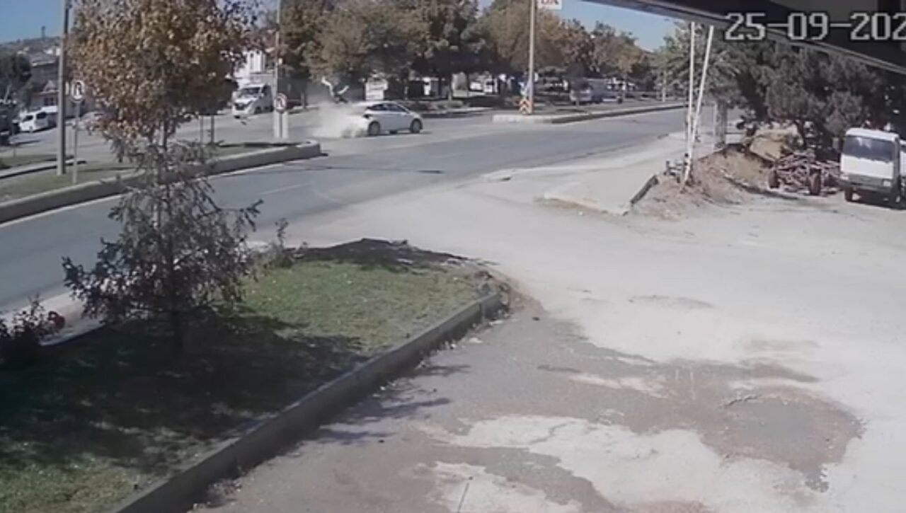 Eskişehir’de ara sokaktan çıkan otomobilin, bulvarda seyir halinde olan motosikletle