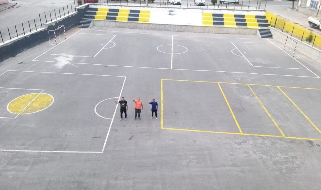 Afyonkarahisar Emirdağ Mithatpaşa Ortaokulu öğretmenleri okul içerisinde spor etkinliklerinin gerçekleştirdiği