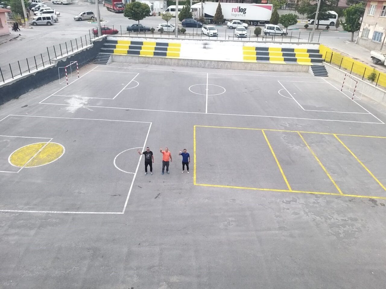 Afyonkarahisar Emirdağ Mithatpaşa Ortaokulu öğretmenleri okul içerisinde spor etkinliklerinin gerçekleştirdiği