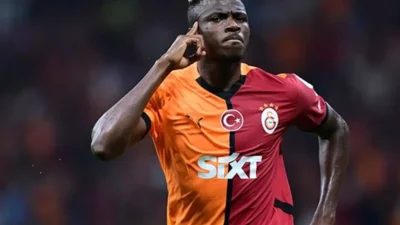 Galatasaray'ın yıldız golcüsü Victor Osimhen'in sahalara dönüş tarihi belli oldu.