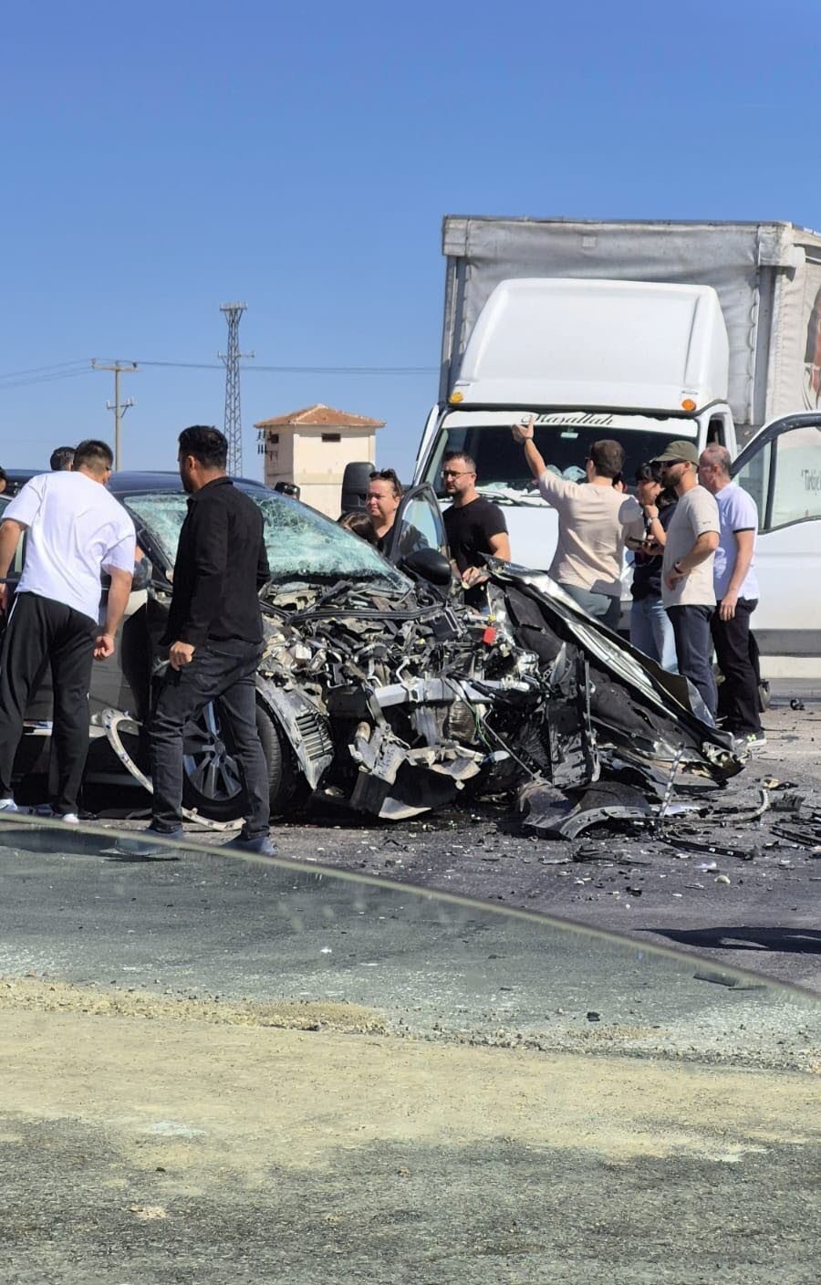 Eskişehir-Ankara kara yolunda meydana gelen trafik kazasında kamyonet ile otomobil