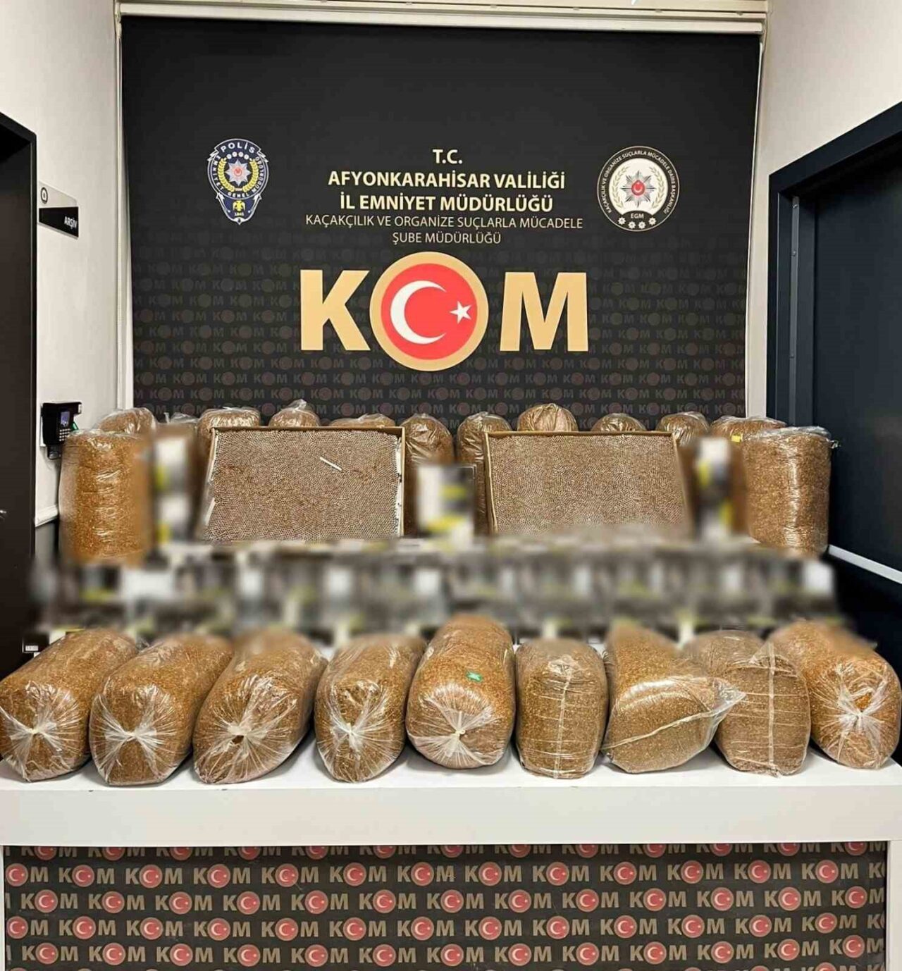 Afyonkarahisar'da polis ekipleri tarafından durdurulan bir kamyonette yapılan aramada 60