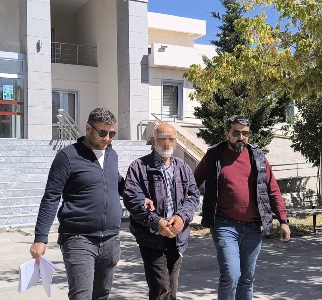 Afyonkarahisar’da çeşitli suçlardan aranan 71 yaşındaki M.G., kardeşi H.G.’nin kimliğini