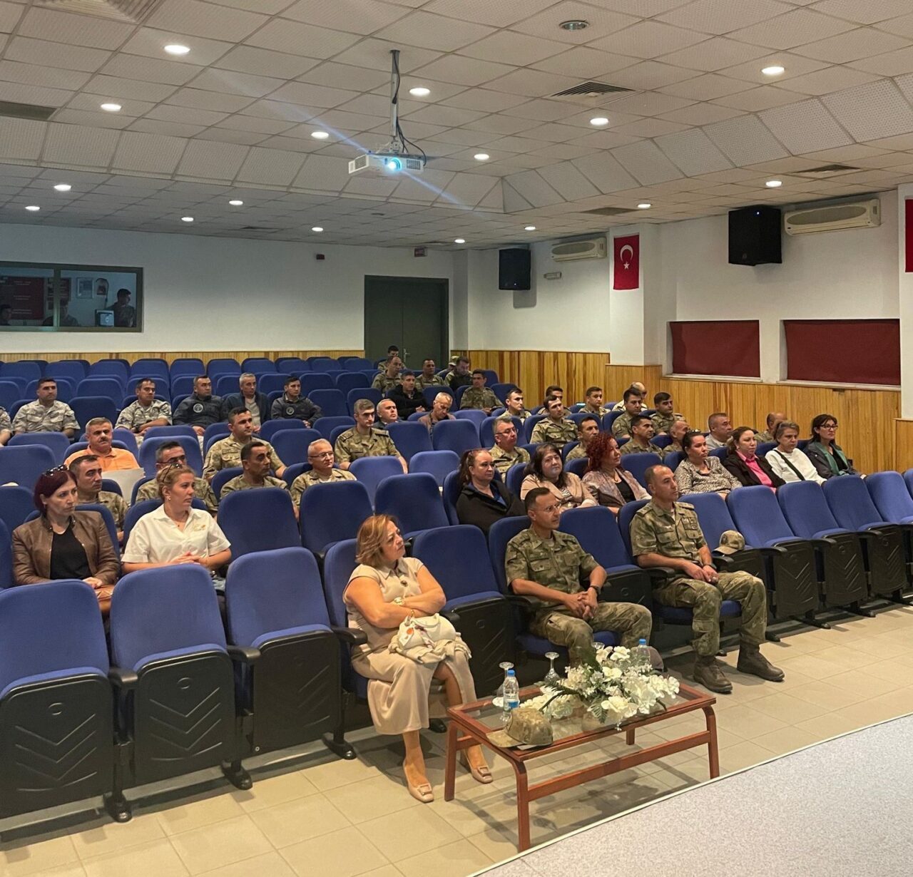 Afyonkarahisar’da polis tarafından uyuşturucu madde kullanımının önüne geçmek amacıyla çoğunluğunu