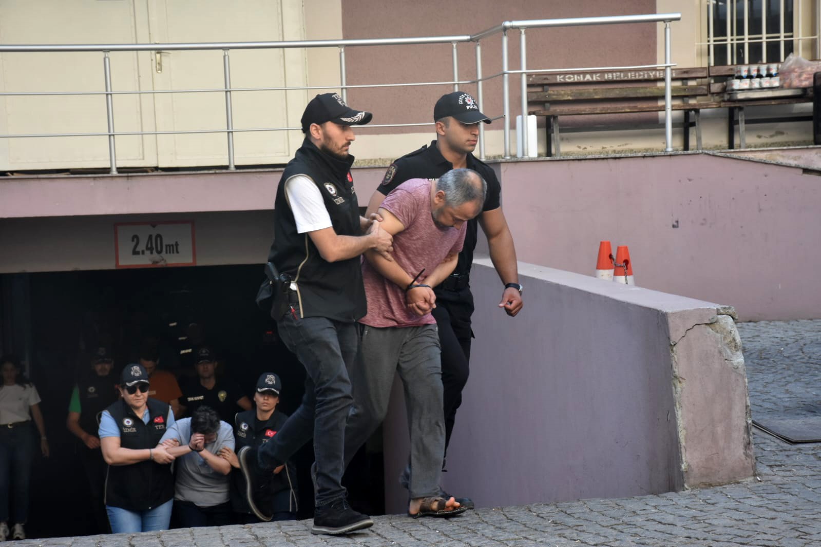 İzmir'in Balçova ilçesinde bir polis merkezine düzenlenen silahlı saldırıda 1.