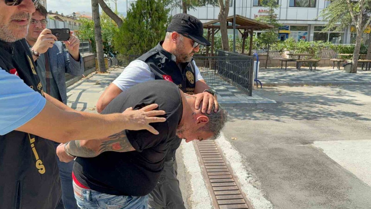 Afyonkarahisar Valisi Kübra Güran Yiğitbaşı’na sosyal medya üzerinden hakaret ettiği