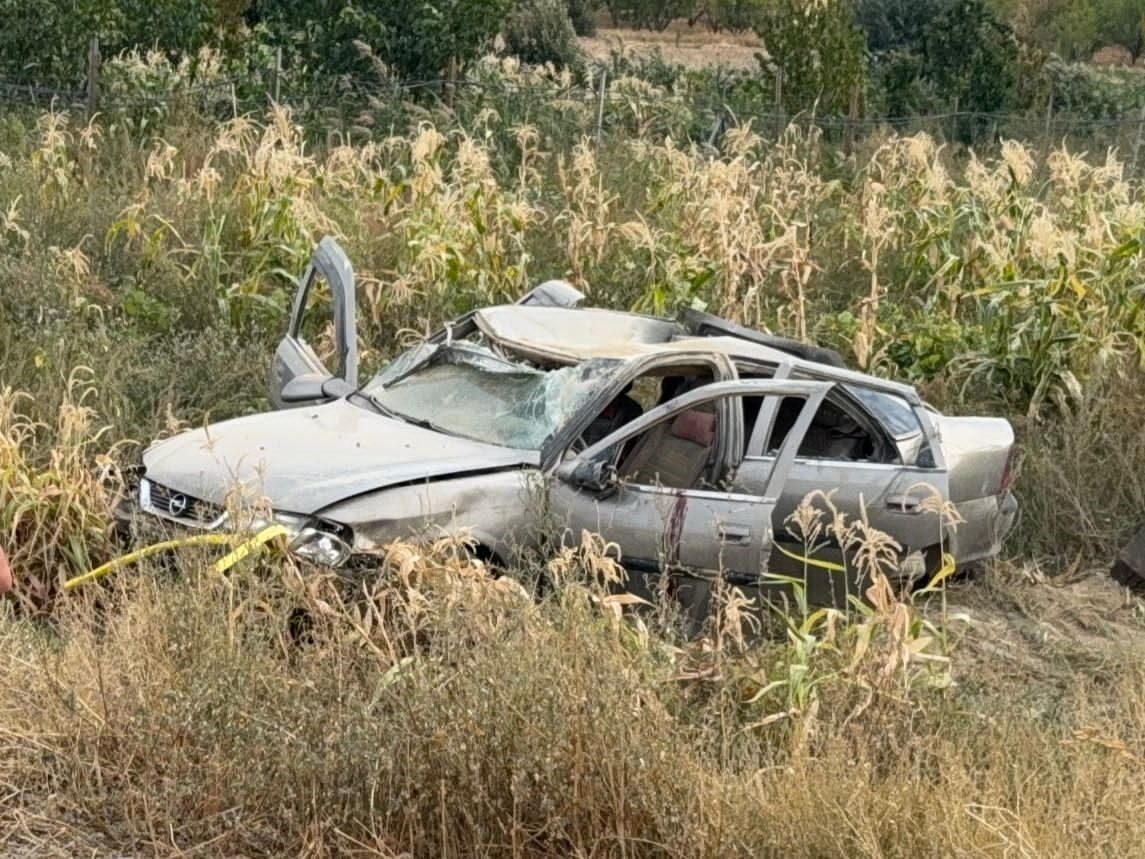 Afyonkarahisar’da takla atarak şarampole giren otomobilde 2 kişi yaralandı.