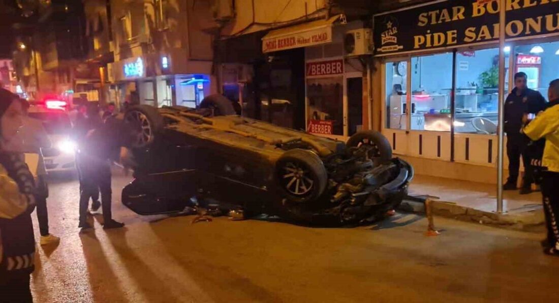 Afyonkarahisar’ın Dinar ilçesi Camikebir Mahallesi’nde bir otomobil, sürücüsünün direksiyon hakimiyetini