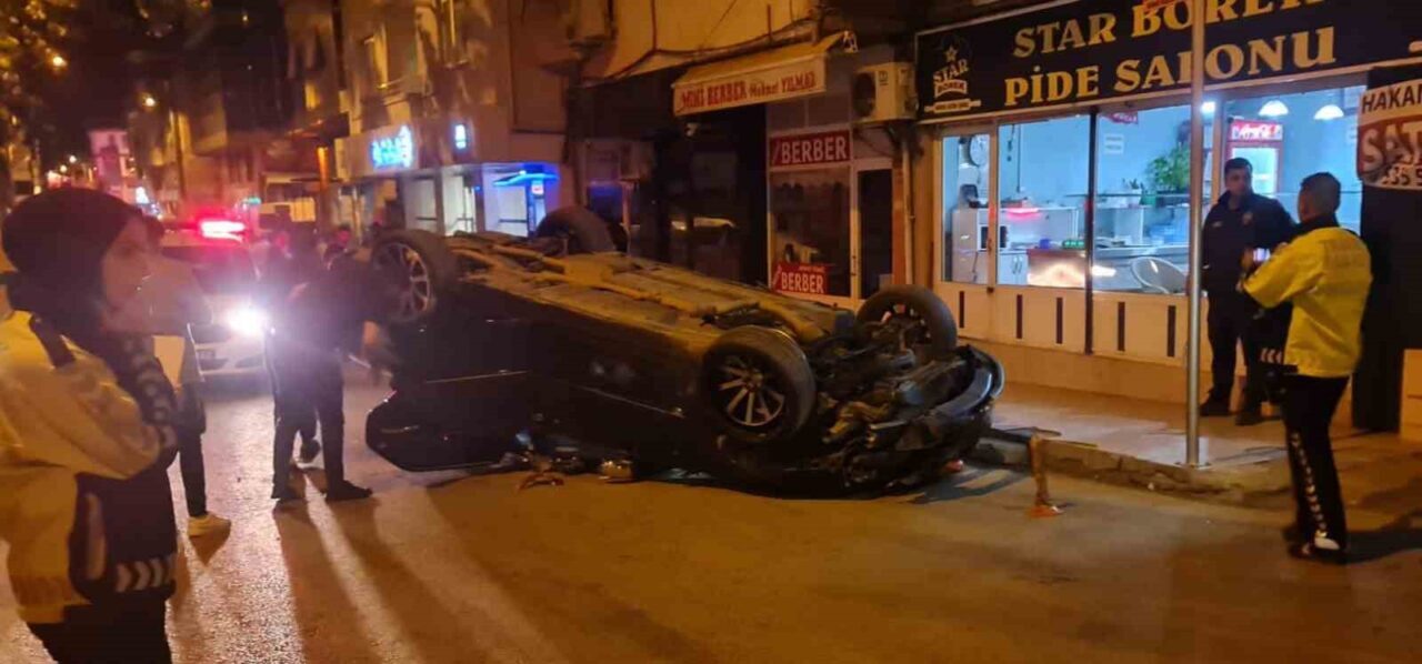 Afyonkarahisar’ın Dinar ilçesi Camikebir Mahallesi’nde bir otomobil, sürücüsünün direksiyon hakimiyetini
