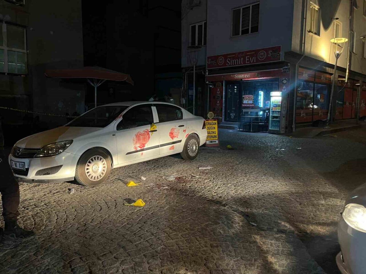 Eskişehir’in Odunpazarı ilçesinde, düğünden çıkan bir grup ile bir kurye