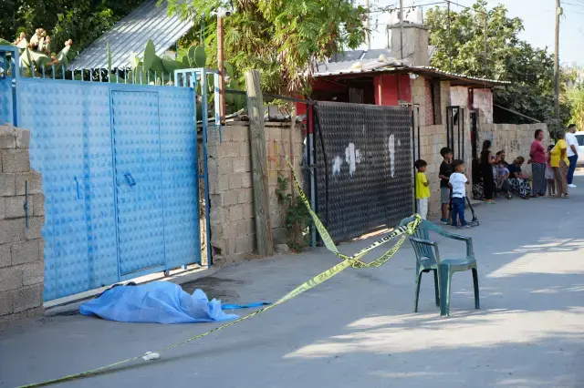Antalya Muratpaşa’da 30-35 yaşlarında bir erkek, sokak ortasında yanında şırıngayla
