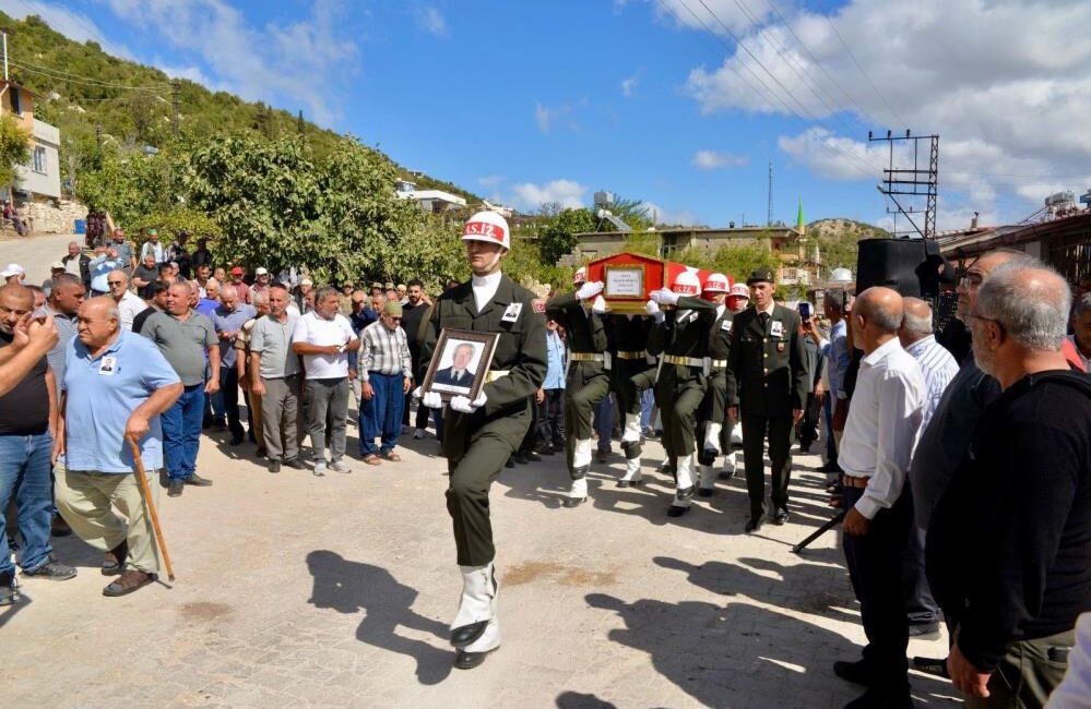 105 yaşında hayatını kaybeden Kore Gazisi son yolculuğuna uğurlandı Hatay’da 105 yaşında hayatını kaybeden Kore Gazisi Derviş Karakuş, cenaze