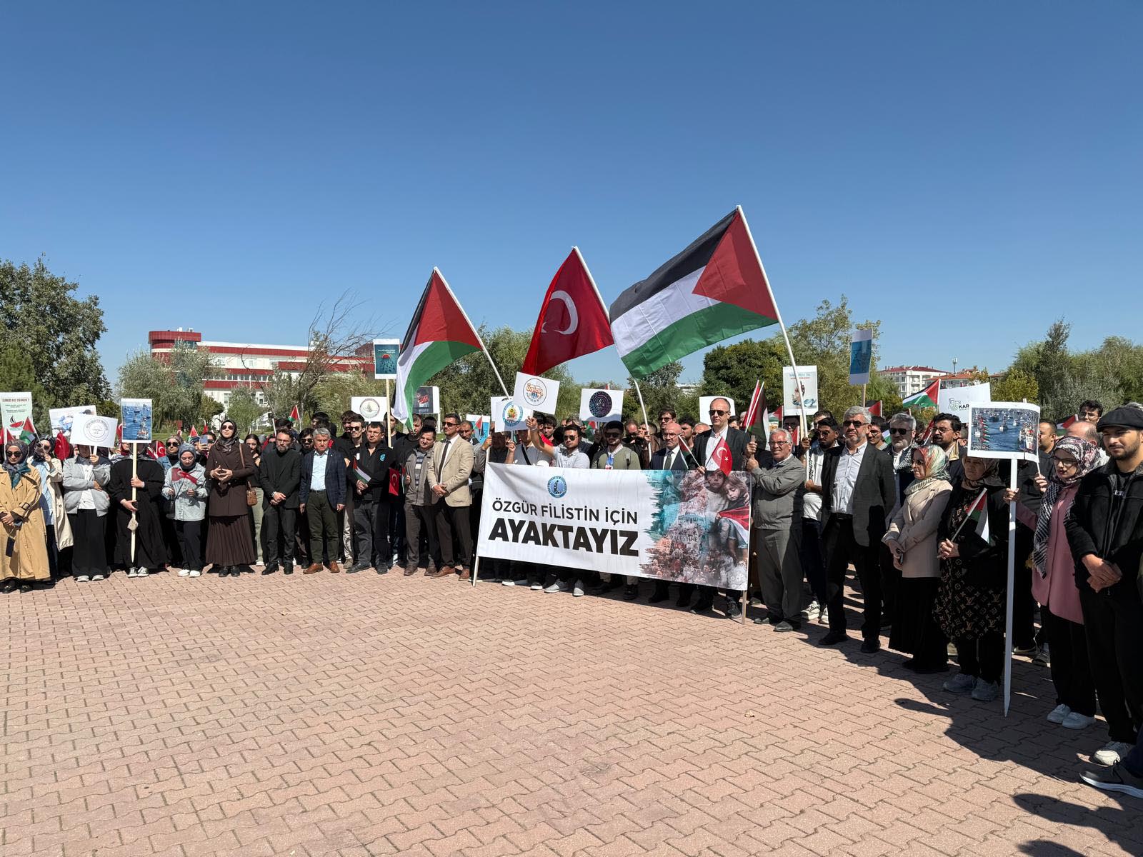Afyon Kocatepe Üniversitesi’nde akademisyenler ve öğrenciler, İsrail’in Gazze’ye yönelik saldırılarını
