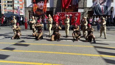 Cumhuriyet’in 102. kuruluş yıl dönümü dolayısıyla Afyonkarahisar Cumhuriyet Meydanı’nda düzenlenen