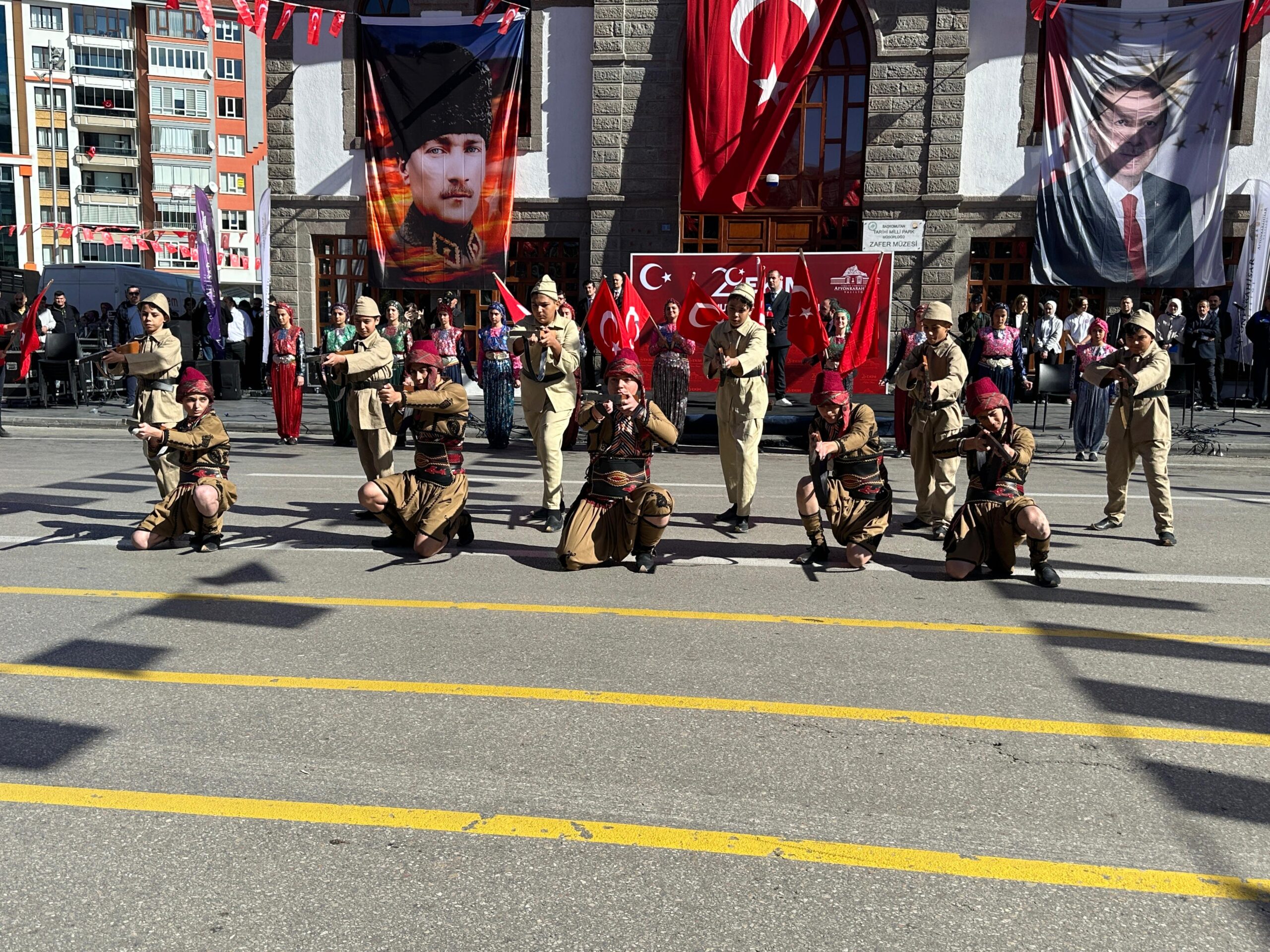 Bu coşku hiç bitmeyecek Cumhuriyet’in 102. kuruluş yıl dönümü dolayısıyla Afyonkarahisar Cumhuriyet Meydanı’nda düzenlenen