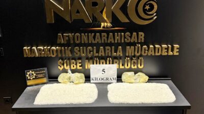 Polis ekipleri, bir tırda yapılan aramada gübre çuvallarına gizlenmiş 5