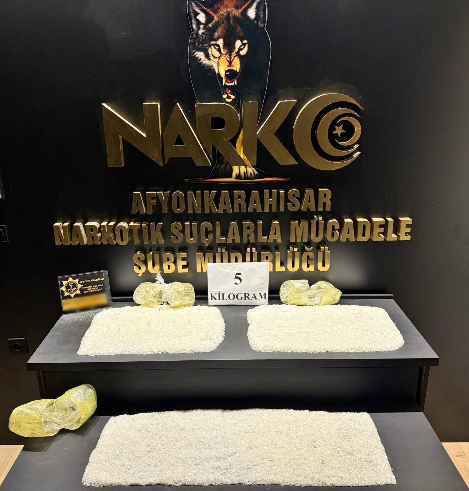 Polis ekipleri, bir tırda yapılan aramada gübre çuvallarına gizlenmiş 5