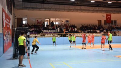 Afyonkarahisar’da düzenlenen Okul Sporları Gençler Hentbol Müsabakaları büyük bir çekişmeye