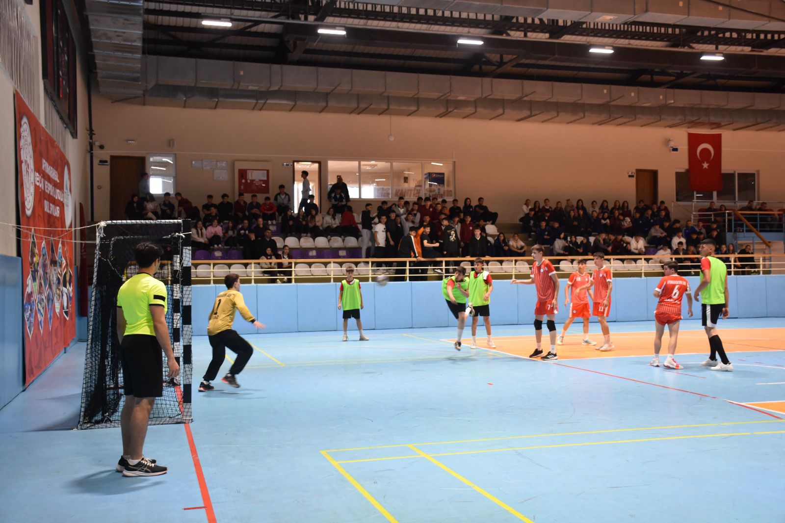 Afyonkarahisar’da düzenlenen Okul Sporları Gençler Hentbol Müsabakaları büyük bir çekişmeye
