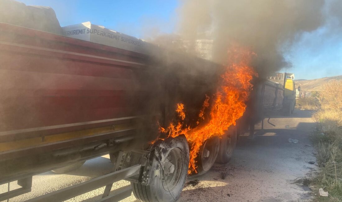 Sandıklı’da seyir halindeki tırda yangın Afyonkarahisar’da lastikleri yanan tır itfaiyenin zamanında müdahalesiyle büyümeden söndürüldü.