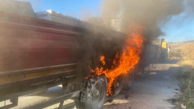 Afyonkarahisar’da lastikleri yanan tır itfaiyenin zamanında müdahalesiyle büyümeden söndürüldü.