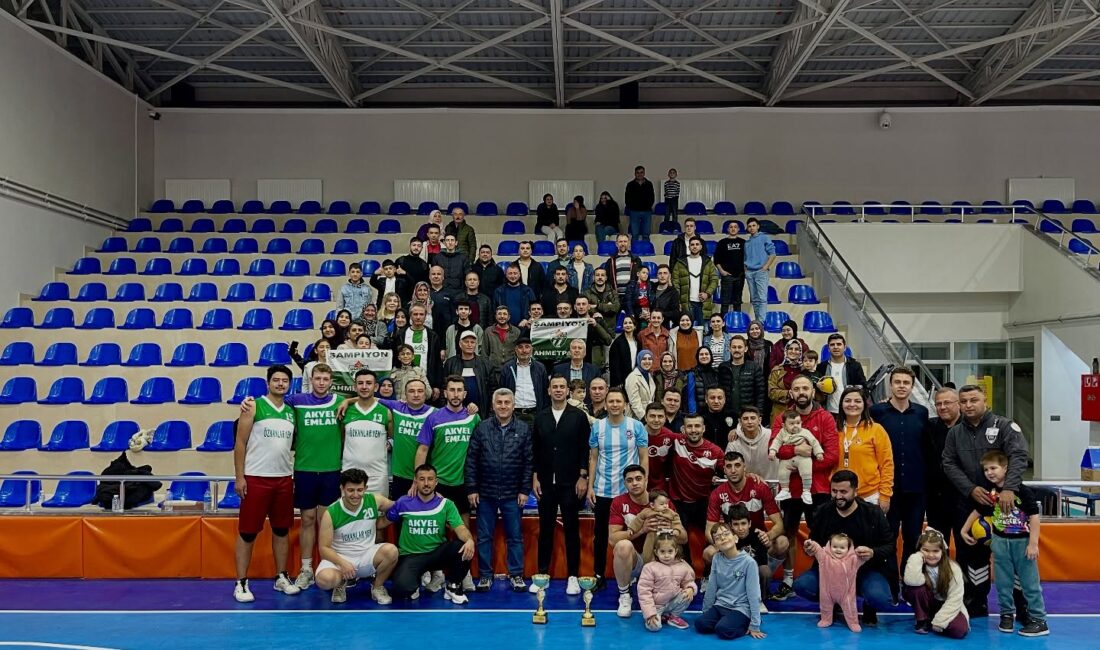 Sinanpaşa’da Cumhuriyet Bayramı turnuvası Sinanpaşa Kaymakamlığı tarafından Cumhuriyet’in 102. yılı kutlamaları kapsamında düzenlenen Cumhuriyet