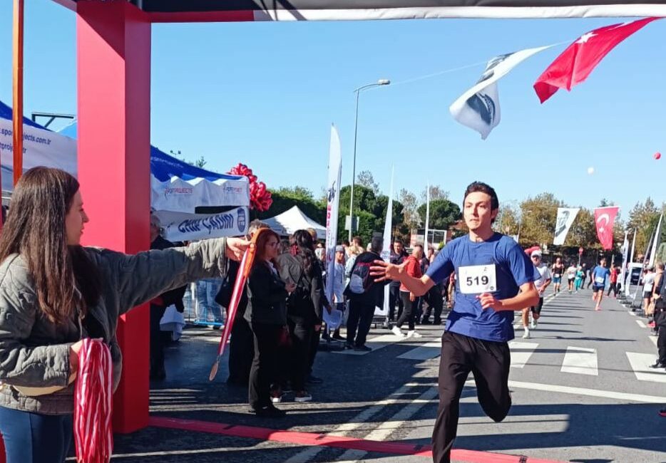 Afyonkarahisar’ı temsil eden özel sporcular Münevvere Yılmaz ve Emirhan Sancak,
