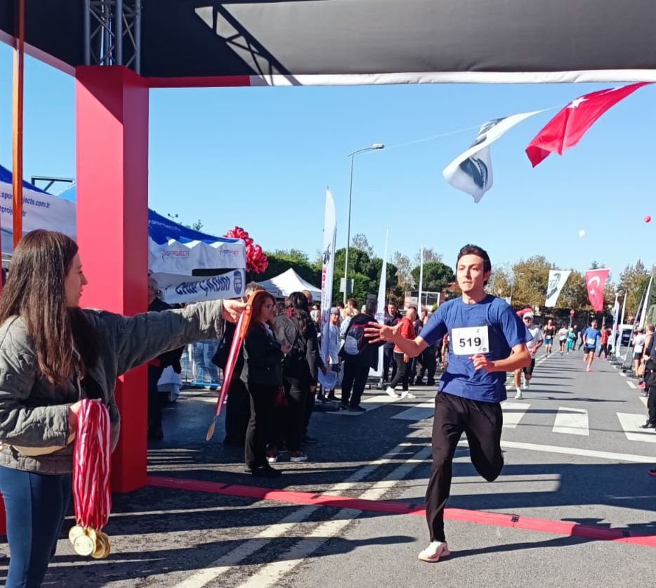 Afyonkarahisar’ı temsil eden özel sporcular Münevvere Yılmaz ve Emirhan Sancak,