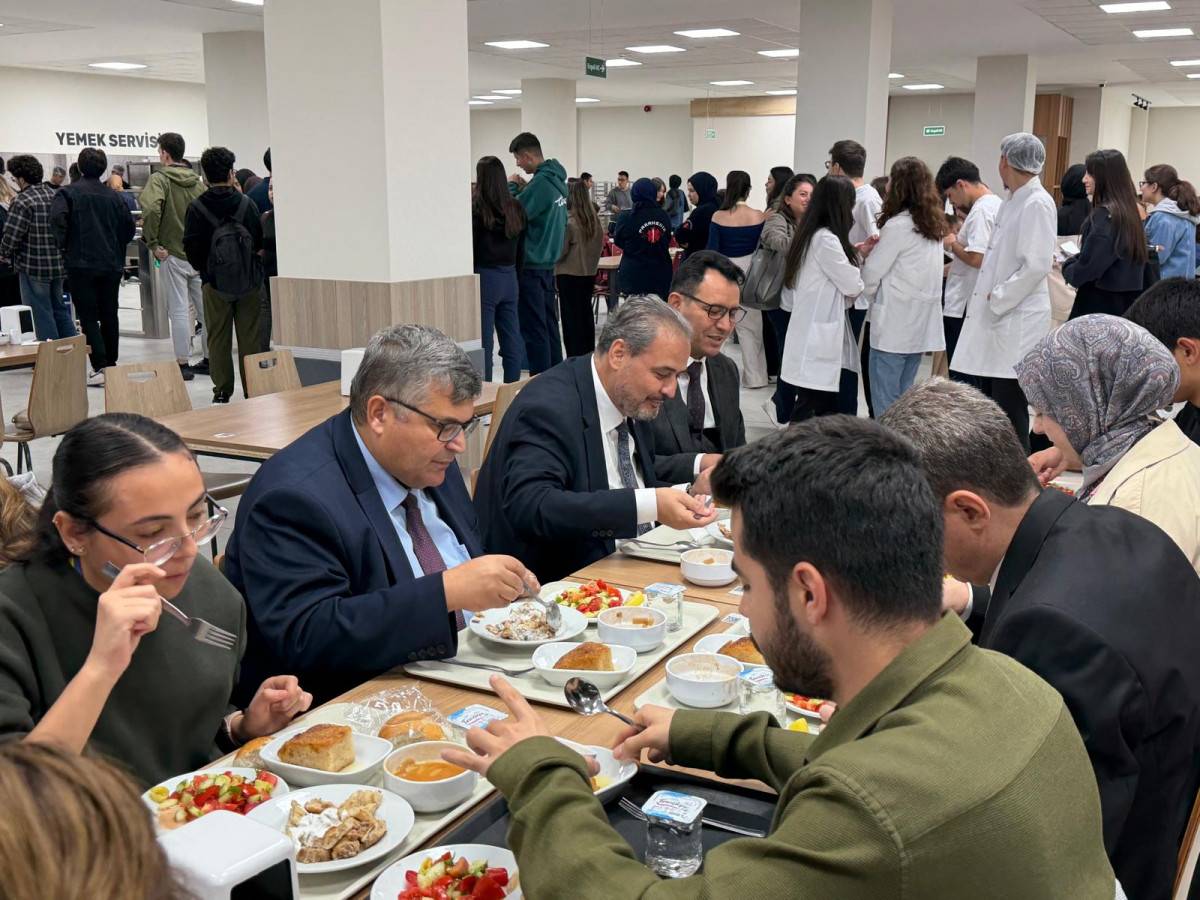 
Afyonkarahisar Sağlık Bilimleri Üniversitesi (AFSÜ), yeni eğitim-öğretim yılına öğrencilerine unutulmaz
