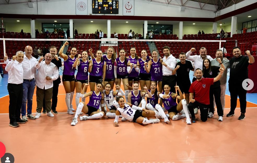 Kadınlar 1. Ligi B Grubu’nun lideri Afyon Belediye Yüntaş, taraftarı