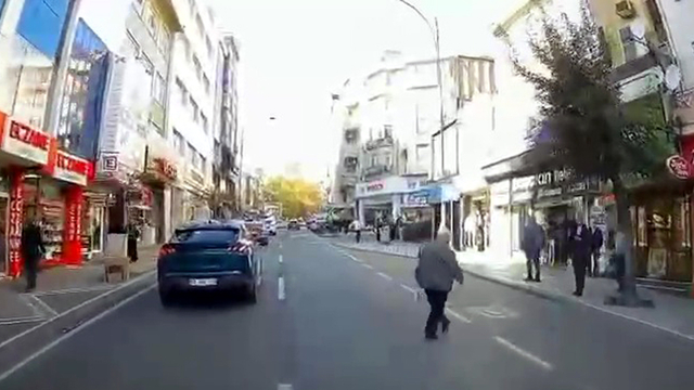 Tekirdağ’da aşırı hız yaparak makas atan sürücü, yolun karşısına geçmek