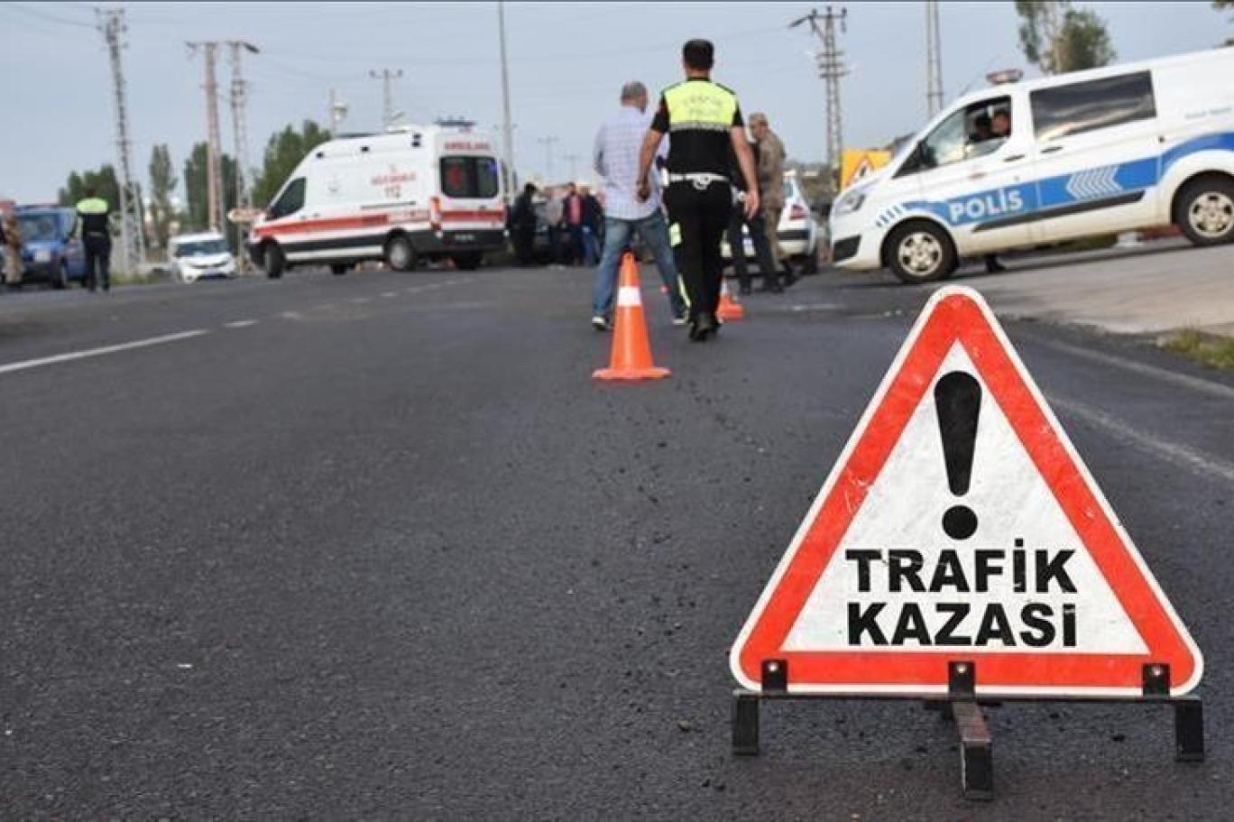 Afyonkarahisar’da kontrolden çıkarak şarampole devrilen otomobilde 5 kişi yaralandı.