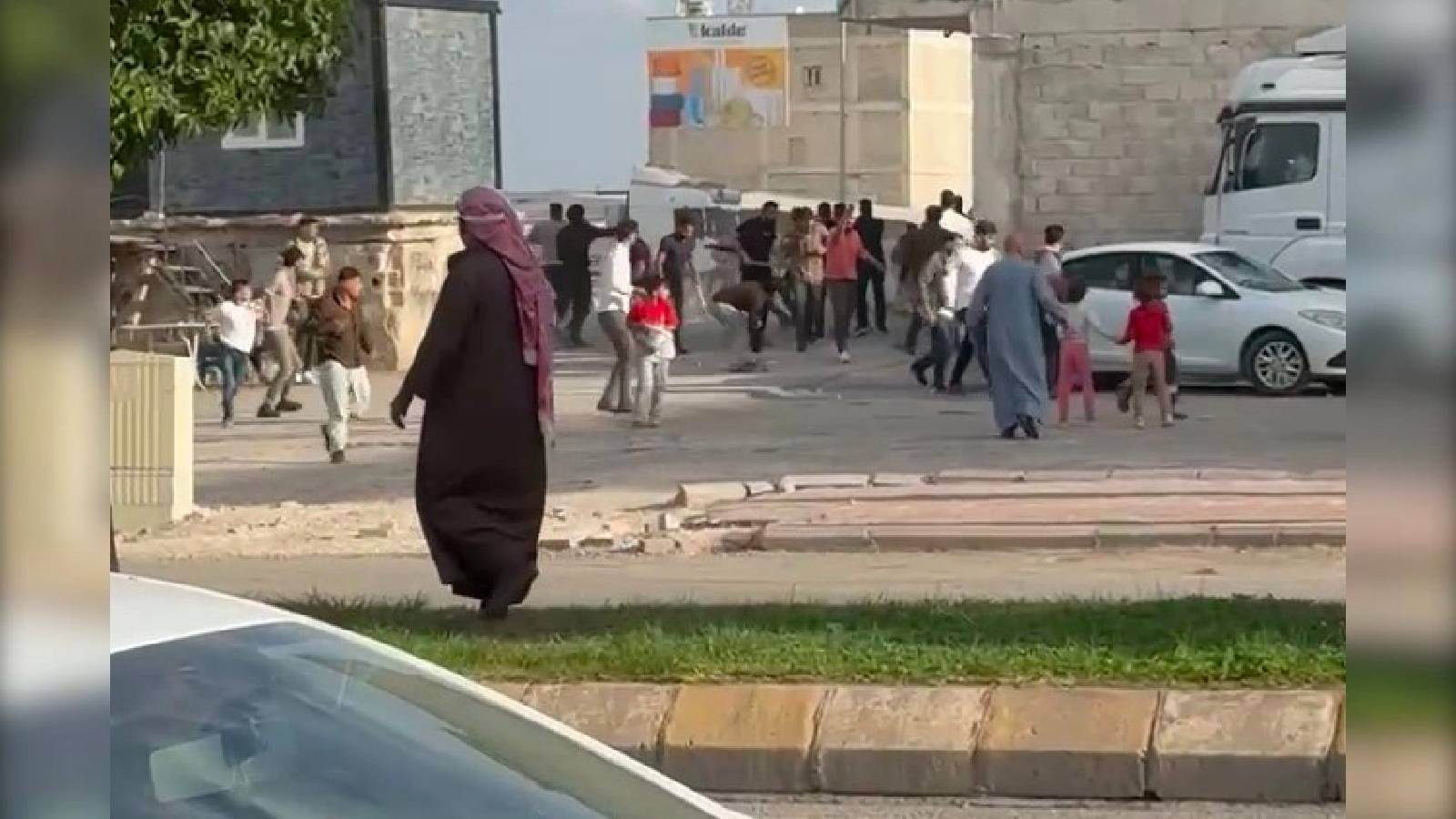  Şanlıurfa'nın merkez Eyyübiye ilçesinde komşular arasında çıkan taşlı ve sopalı