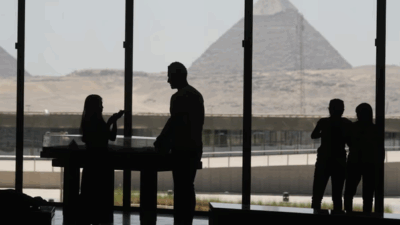 Kahire yakınlarında Giza piramitlerinin yanında inşa edilen ve tek bir