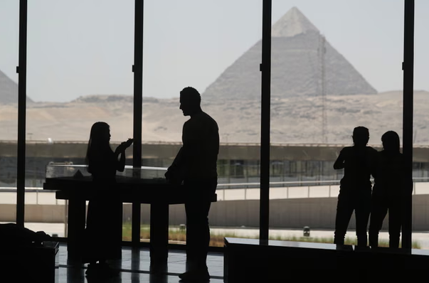 Mısır’ın 1 Milyar Dolarlık “Büyük Mısır Müzesi” Açılıyor: 20 Yıllık Proje Tamamlandı Kahire yakınlarında Giza piramitlerinin yanında inşa edilen ve tek bir