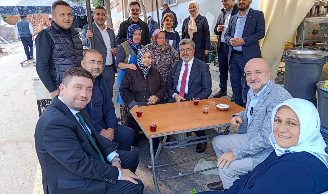 AK Parti Afyonkarahisar heyetinden, Mecidiye Mahallesi’nde kurulan Cuma Pazarına çıkartma.